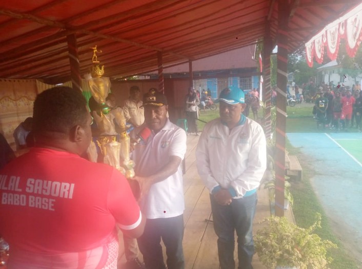Kepala Distrik Babo menyerahkan piala. Kepada Ketua Panitia Pertandingan Bola Voli dan Futsal di Babo.