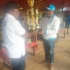 Ketua DPD KNPI Teluk Bintuni menyerahkan piala utama kepada Kepala Distrik Babo pada pembukaan pertandingan Bola Voli dan Futsal di Babo.