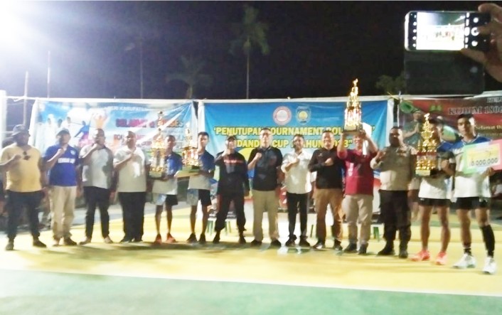 Foto Bersama Seusai Penyerahan Hadiah Turnamen Bola Volley Dandim Cup I, Senin (23/10) 