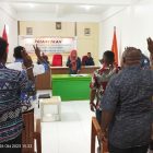 Ketua Bawaslu Teluk Bintuni Mengambil Sumpah/Janji PAW Panwaslu Kecamatan. Foto Haiser