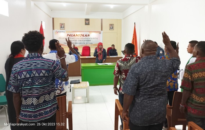 Ketua Bawaslu Teluk Bintuni Mengambil Sumpah/Janji PAW Panwaslu Kecamatan. Foto Haiser