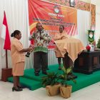 Wakil Bupati Teluk Bintuni, bersama Ketua DWP Teluk Bintuni, membuka kegiatan DWP dalam rangka HUT ke-24 di Gedung WCC Bintuni pada Jum'at, 27 Oktober 2023.