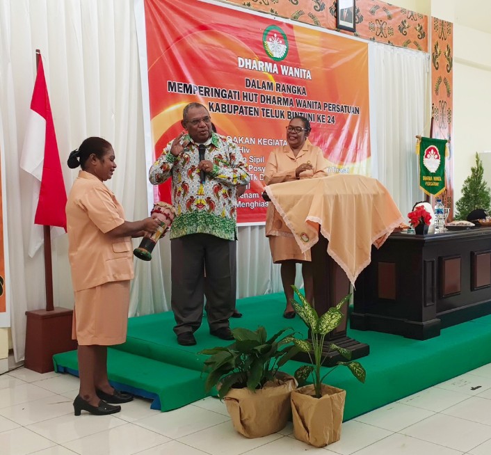 Wakil Bupati Teluk Bintuni, bersama Ketua DWP Teluk Bintuni, membuka kegiatan DWP dalam rangka HUT ke-24 di Gedung WCC Bintuni pada Jum'at, 27 Oktober 2023.