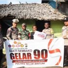 Bhabinkamtibmas dan Polisi RW Polres Teluk Bintuni Beserta Babinsa 1806-10/Bintuni mendistribusikan Paket bantuan sosial 