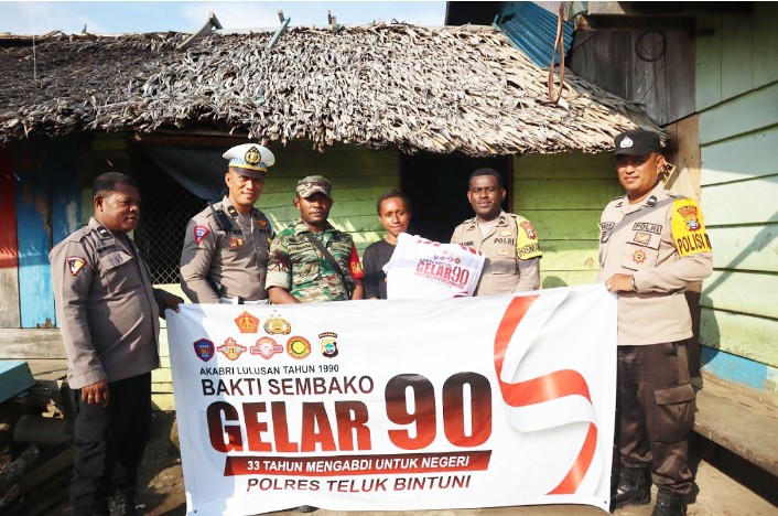 Bhabinkamtibmas dan Polisi RW Polres Teluk Bintuni Beserta Babinsa 1806-10/Bintuni mendistribusikan Paket bantuan sosial 