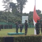 Inspektur upacara bersama pasukan menghormat bendera merah putih dalam upacara Hari Sumpah Pemuda di Makodim 1806/TB, Sabtu (28/10/2023) 