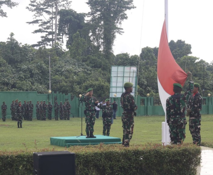 Inspektur upacara bersama pasukan menghormat bendera merah putih dalam upacara Hari Sumpah Pemuda di Makodim 1806/TB, Sabtu (28/10/2023) 