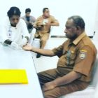 Plt. Sekda Teluk Bintuni Drs. Frans N Awak melakukan Tes skrining  HIV / AIDS, Senin (30/10/2023) 