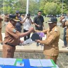 Bupati memberikan kendaraan baru kepada Plt Sekda, Drs. Frans N. Awak sebagai bagian dari upaya peningkatan fasilitas dinas. Senin (30/10/2023) 