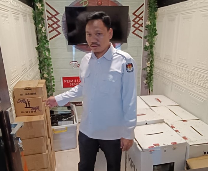 Plt. Kasubbag Keuangan, Umum, dan Logistik KPU Teluk Bintuni, Fahrian Gela. 