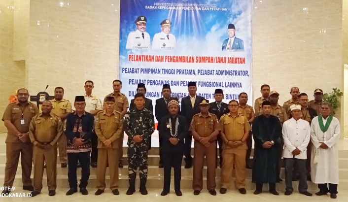 Foto bersama seusai Pelantikan 157 Pejabat Eselon untuk Pemerintahan Daerah Teluk Bintuni oleh Bupati Teluk Bintuni, Selasa (31/10/2023) di Gedung Andriano Ananta, Mapolres Teluk Bintuni. 