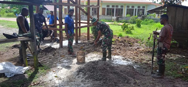 Pada tanggal 02 November 2023, anggota Babinsa Koramil 1806-02 Babo sedang mempersiapkan pemasangan tandon dalam kegiatan karya bakti.  