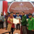 Sekretaris DWP PPP Provinsi Papua Barat menerima salinan penetapan DCT Pemilu 2024.