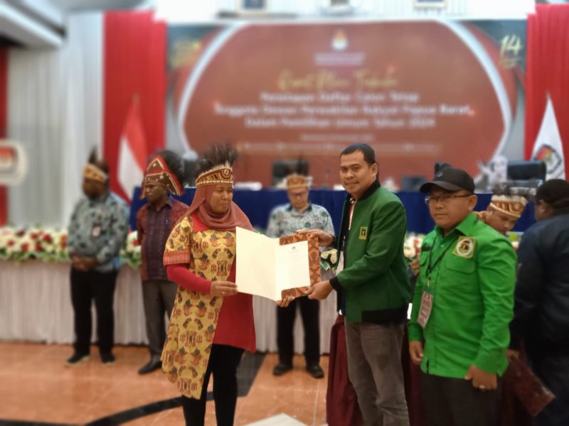Sekretaris DWP PPP Provinsi Papua Barat menerima salinan penetapan DCT Pemilu 2024.