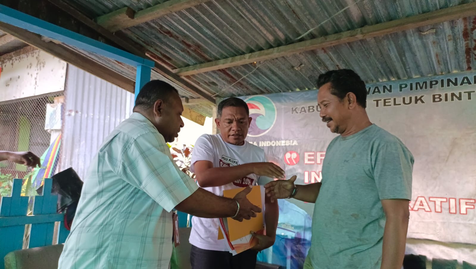 Divisi Teknis dan Hummas Deni Dorinus Airory dan Kasubag Teknis dan Hummas Kenny R. Kindewara mendatangi Sekretariat Partai Gelora untuk meminta tandatangan dan pemeriksaan berkas dari Ketua Partai Gelora di SP 1, Sabtu (4/11)