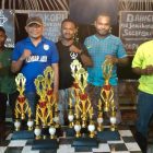 Ketua KNPI Teluk Bintuni Memeriahkan Peringatan Hari Pahlawan dengan Pemberian Piala kepada Pemuda Korano Jaya dan Bumi Saniari, Minggu (05/11/2023) 