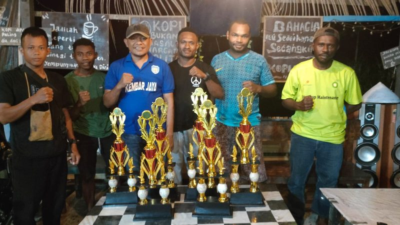 Ketua KNPI Teluk Bintuni Memeriahkan Peringatan Hari Pahlawan dengan Pemberian Piala kepada Pemuda Korano Jaya dan Bumi Saniari, Minggu (05/11/2023) 