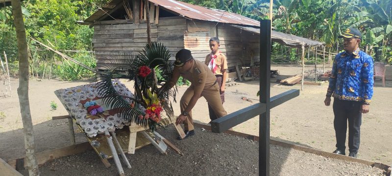 Kepala Distrik Kuri pimpin ziarah ke makam Tokoh Pejuang Trikora, Jum'at (10/11/2023) 