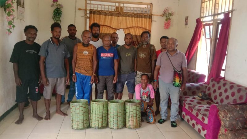 Dalam gambar tampak Masyarakat Simei-Obo dan Tuman Sagu ( Tempat Sagu). Masyarakat Meminta pertanggungjawaban pelaku (Kontraktor) dugaan korupsi pembangunan Jalan Simei-Obo untuk mengisi 'Tuman Sagu' mereka dengan Uang. Senin (13/11/2023). 