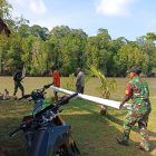 Babinsa Serda Eko Hari Wibowo dan Satgas Bantu Warga Mengangkat Pipa  di Distrik Sumuri .  