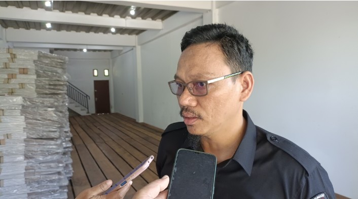 Plt .Kasubbag Keuangan, Umum, dan Logistik KPU Teluk Bintuni, Fahrian Gela, saat memberikan keterangan kepada wartawan, Rabu (1/11/2023) 