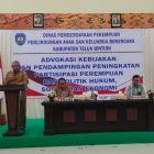 Wakil Bupati Teluk Bintuni saat memberikan sambutan dalam kegiatan yang dilaksanakan oleh Dinas Pemberdayaan Perempuan Perlindungan Anak dan Keluarga Berencana ( DP3AKB) Kabupaten Teluk Bintuni yakni Sosialisasi Advokasi Kebijakan Pendampingan Peningkatan Partisipasi Perempuan dan Politik Hukum, Sosial Dan Ekonomi, Bertempat di Gedung Women and Child Center ( WCC) Bintuni. Senin (06/11/2023).