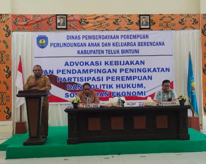 Wakil Bupati Teluk Bintuni saat memberikan sambutan dalam kegiatan yang dilaksanakan oleh Dinas Pemberdayaan Perempuan Perlindungan Anak dan Keluarga Berencana ( DP3AKB) Kabupaten Teluk Bintuni yakni Sosialisasi Advokasi Kebijakan Pendampingan Peningkatan Partisipasi Perempuan dan Politik Hukum, Sosial Dan Ekonomi, Bertempat di Gedung Women and Child Center ( WCC) Bintuni. Senin (06/11/2023).