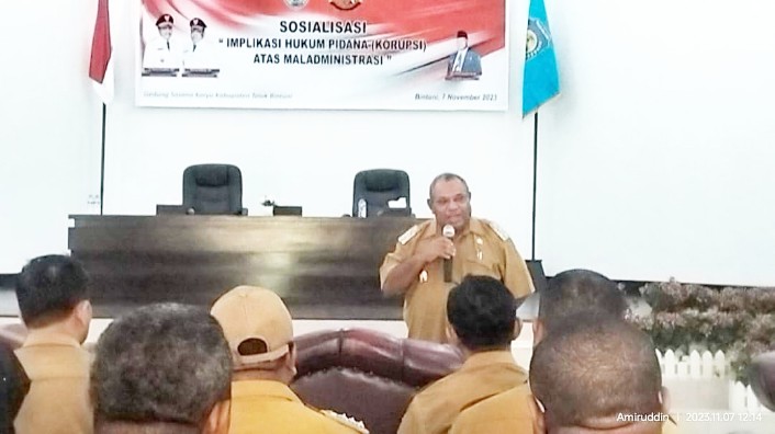 Wakil Bupati Teluk Bintuni, Matret Kokop, SH menyampaikan pesan kepada peserta
Sosialisasi mengenai Implikasi Hukum Pidana terkait dengan Maladministrasi di wilayah Kabupaten Teluk Bintuni di Gedung Sasana Karya, Manimeri, Selasa (7/11/2023).
