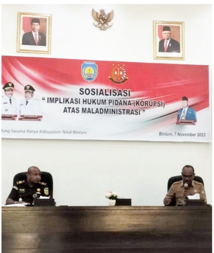 Moderator kegiatan , Jefri J. Pattinussa dari BPKAD Teluk Bintuni dan  Stevy Stollane Ayorbaba, SH, yang merupakan Kepala Seksi Tindak Pidana Khusus dari Kejaksaan Negeri  Teluk Bintuni. Sumber Gambar : Humas dan Protokoler Setda Teluk Bintuni.
