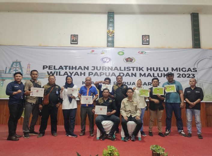 Foto Bersama setelah mengikuti Pelatihan Jurnalistik dan penyerahan Sertifikat UKW oleh Ketua PWI Papua Barat kepada peserta UKW tahun 2023 di Bintuni. 