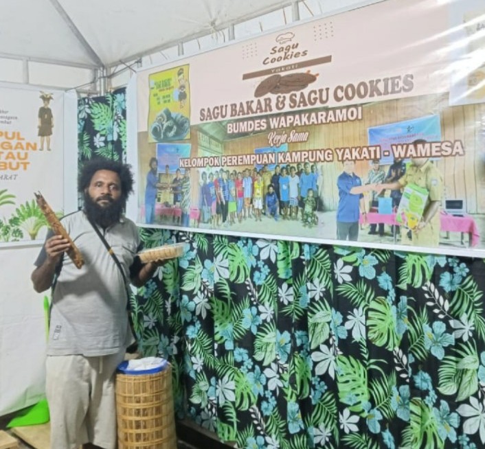 Roy Marthen Masyewi mempromosikan Sagu Bakar dan Sagu Cookies yang dihasilkan oleh Bumdes Wapakaramoi. Foto : Dokumen Pribadi 