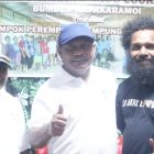 Roy Marthen Masyewi (kaos hitam) foto bersama Bupati Teluk Bintuni, Ir. Petrus Kasihiw, MT ( tengah) dan Ketua DPRD Kabupaten Teluk Bintuni, Simon Dowansiba. Foto Dokumen Pribadi. 
