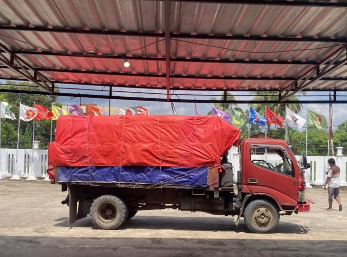 Truk pengangkut bilik suara tiba di KPU Teluk Bintuni pada Jumat (10/11/2023), menandai tahap persiapan penting menjelang pelaksanaan Pemilu 2024. /istimewa