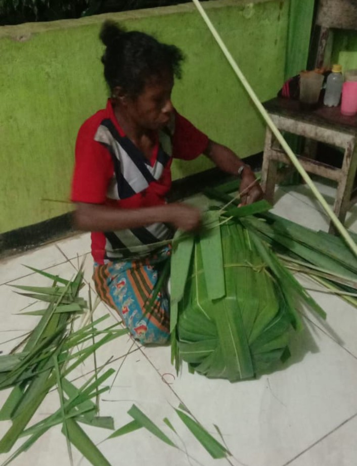 Seorang Ibu warga Simei-Obo menganyam Tumang Sagu.