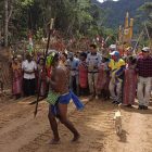 Rombongan dan tiga alat berat disambut dengan Tradisi Suku Moskona, di Moskona Timur, Kabupaten Teluk Bintuni, Rabu (14/11/2023) 