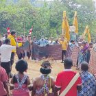 Masyarakat Moskona menyambut Pihak Perusahaan PT Toddopuli Irian Jaya bersama tiga alat beratnya secara Adat Suku Moskona. (15/11) foto : Haiser 