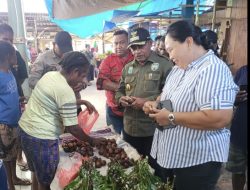 Bupati Petrus Kasihiw dan Istri Mendukung Ekonomi Lokal Melalui Belanja di Pasar Sentral Bintuni