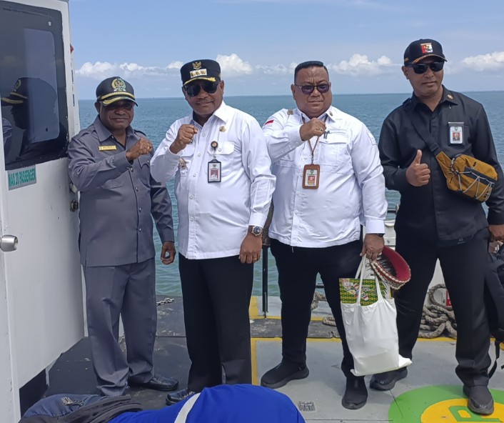 Bupati (mengenakan topi/kemeja putih) ,Ketua DPRD Kabupaten Teluk Bintuni (pakaian safari) 
serta Kabag humas dan ajudan Bupati dijemput pihak BP dengan menggunakan speedboat untuk menghadiri Peresmian Proyek Train 3 LNG Tangguh , Kamis (23/11/2023) foto : Haiser 
