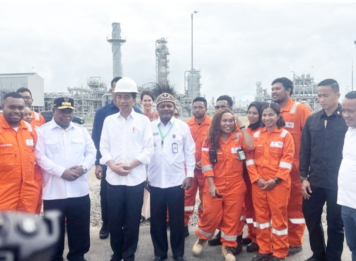 Presiden RI, Joko Widodo, foto bersama Bupati Teluk Bintuni (sebelah kanan presiden) , dan teknisi Tangguh train 3 serta menteri Kabinet Indonesia Maju, Jum'at (24/11/2023). Foto : istimewa. 