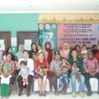 Wakil Bupati Teluk Bintuni Bersama Tim Medis dan Kepala Distrik Manimeri Berpose dalam Foto yang Diabadikan oleh Dr. Wiendo