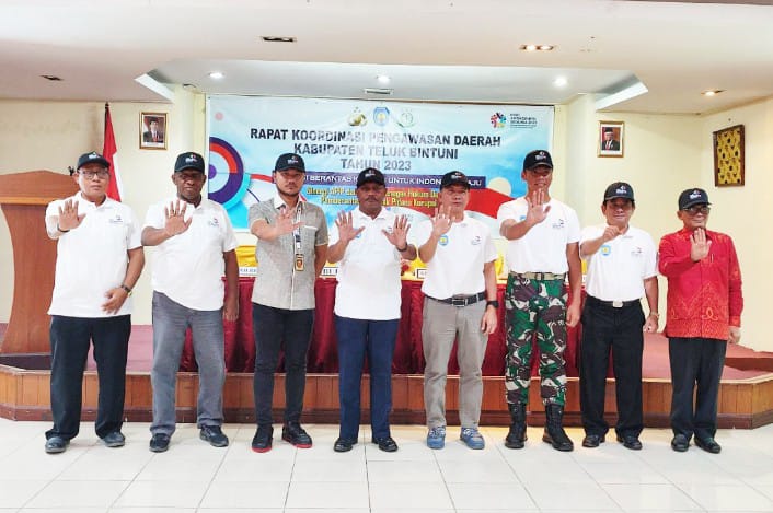 Foto Bersama Bupati Teluk Bintuni, Ir. Petrus Kasihiw, MT seuisai rapat koordinasi pengawasan daerah (RKPD) dengan mengusung tema “Sinergitas Berantas Korupsi untuk Indonesia Maju,” Kegiatan ini digelar dalam rangka memperingati Hari Anti Korupsi se-Dunia yang jatuh hari ini 9 Desember Tahun 2023.