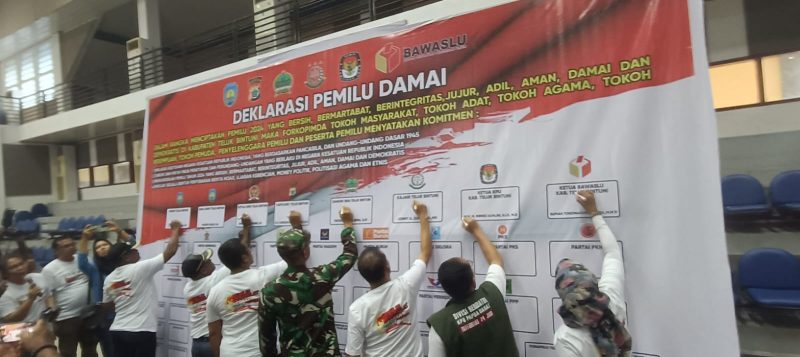 Penandatanganan Deklarasi Damai di Teluk Bintuni (9/12) 
