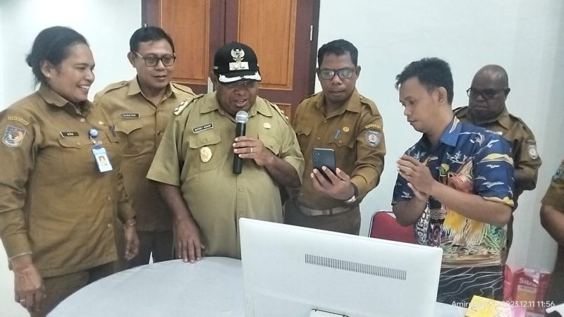 Dinas Kependudukan dan Pencatatan Sipil Kabupaten Teluk Bintuni resmi sosialisasi dan implementasi Identitas Kependudukan Digital (IKD) di Gedung Sasana Karya Komplek Perkantoran Bupati pada Senin (11/12/2023).