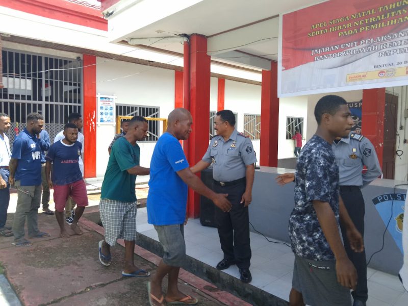 Kepala Rutan Kelas IIB Bintuni, Hamka Abdullah, berjabatan tangan dengan Warga Binaan Pemasyarakatan (WBP) di Rumah Tahanan Negara Kelas IIB Bintuni, Minggu (25/12/2023).