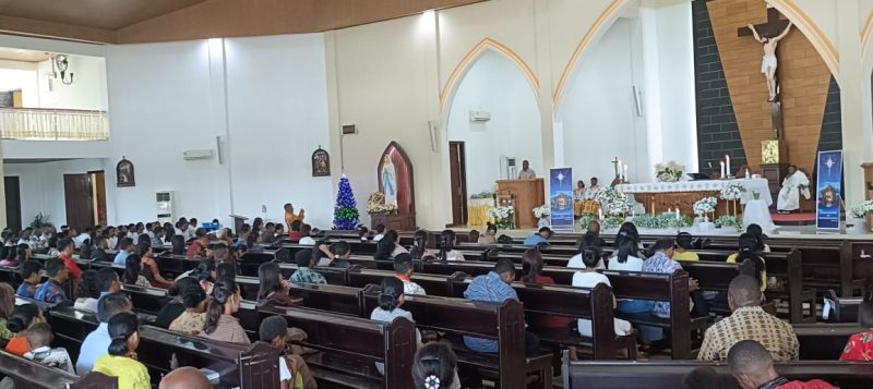 Bupati Kabupaten Teluk Bintuni, Petrus Kasihiw, bersama istri, Frisca Priscilia Kasihiw, menghadiri ibadah Natal di Gereja Katolik Santo Yohanes KM2, Distrik Bintuni pada Senin (25/12/2023).