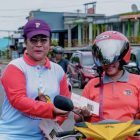 Ketua Panitia Hari HIV/AIDS di Teluk Bintuni Hosana Gadis Fimbay, S.IP, Jumat (01/12/2023) membagikan brosur , bunga dan selebaran kepada penguna jalan. 