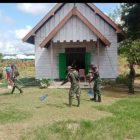 Tampak Prajurit TNI AD melakukan pembersihan di halaman Gereja Protestan Ebenheser dan Gereja Katolik St Yosep Kampung  Vascodamneem distrik Meyado, Sabtu (2/12) /foto : istimewa