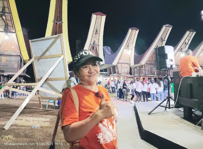 Seusai penyerahan hadiah, Ketua Panitia Perlombaan Dero IKT Teluk Bintuni, Agustina Lenang. Foto : Haiser Situmorang