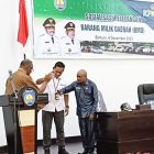 Ketua DPRD Kabupaten Teluk Bintuni, Simon Dowansiba (kiri) Plt Sekda Teluk Bintuni, Frans N Awak dan  Kepala Kantor Pelayanan Kekayaan Negara dan Lelang (KPKNL) Sorong , Antonius Arie Wibowo membuka Sosialisasi Pelelangan Barang Milik Daerah di Kabupaten Teluk Bintuni, Senin (4/12) di Gedung Sasana Karya, Kantor Bupati Teluk Bintuni. 