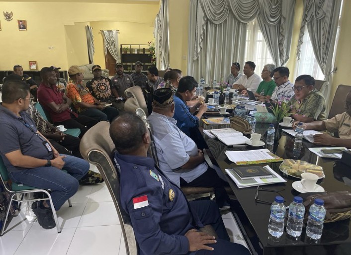 Bupati Teluk Bintuni, Ir. Petrus Kasihiw (berkemeja biru lengan panjang), tampak mengikuti Evaluasi Pembangunan Perumahan NSH di Distrik Weriagar, Taroi, dan Tom pada Jumat (08/12/2023) di Rumah Tamu Negara. Sebagai pihak terkait, kehadirannya menunjukkan keterlibatan langsung dalam memastikan kelancaran proyek tersebut.